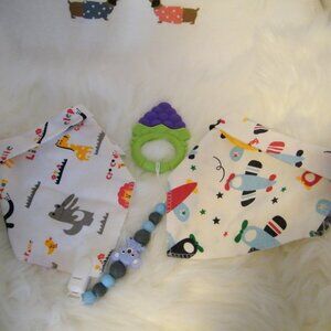 Ens. cadeau de 2 bavoirs bandanas avec Attache et jouet de dentition pour Garçon
